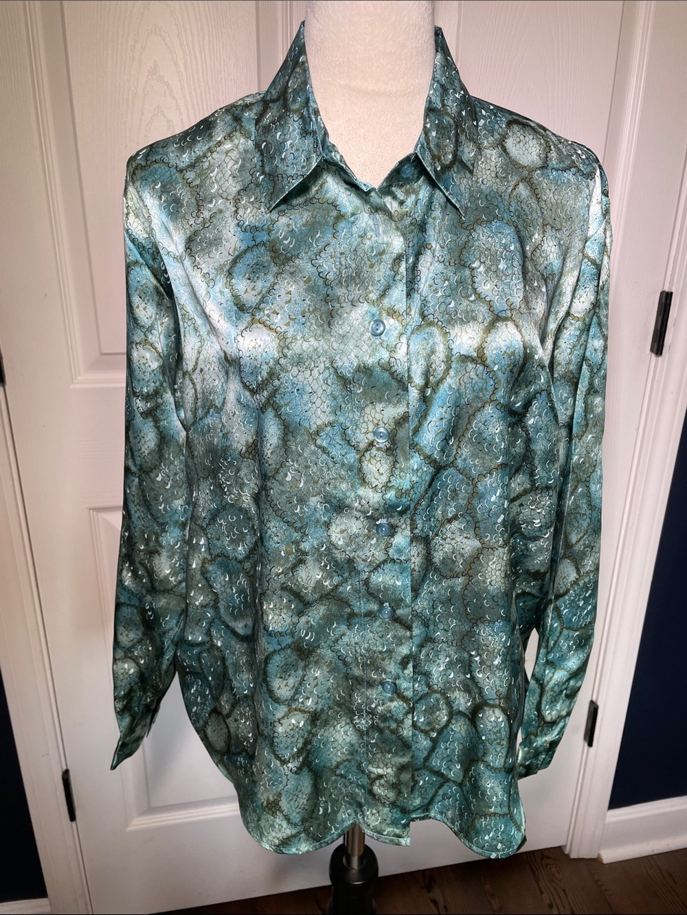 NWOT Cynthia Taylor 100% Silk Blouse Teal Green Snakeskin Print Button Down M